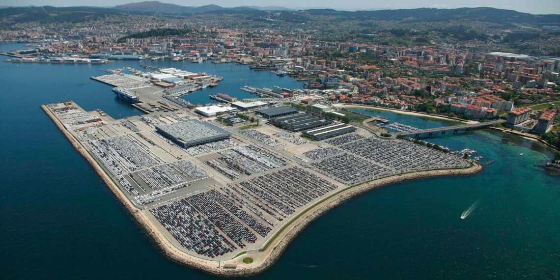 Un pesquero abandonado se hunde en Vigo y obliga a desplegar las barreras anticontaminación