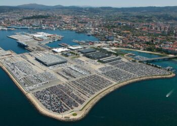 Un pesquero abandonado se hunde en Vigo y obliga a desplegar las barreras anticontaminación