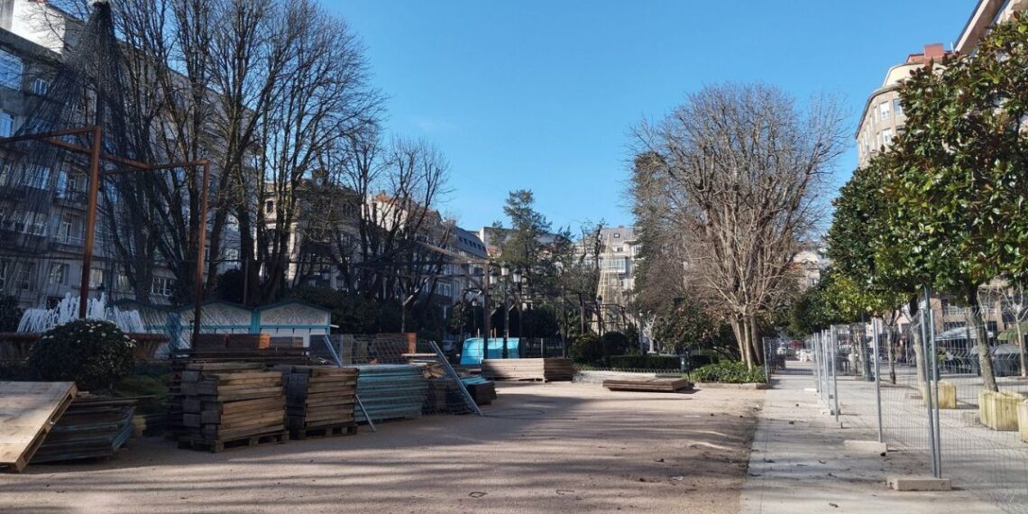 Empiezan a desmontar el Cíes Market de Vigo tras más de un mes del fin de la Navidad