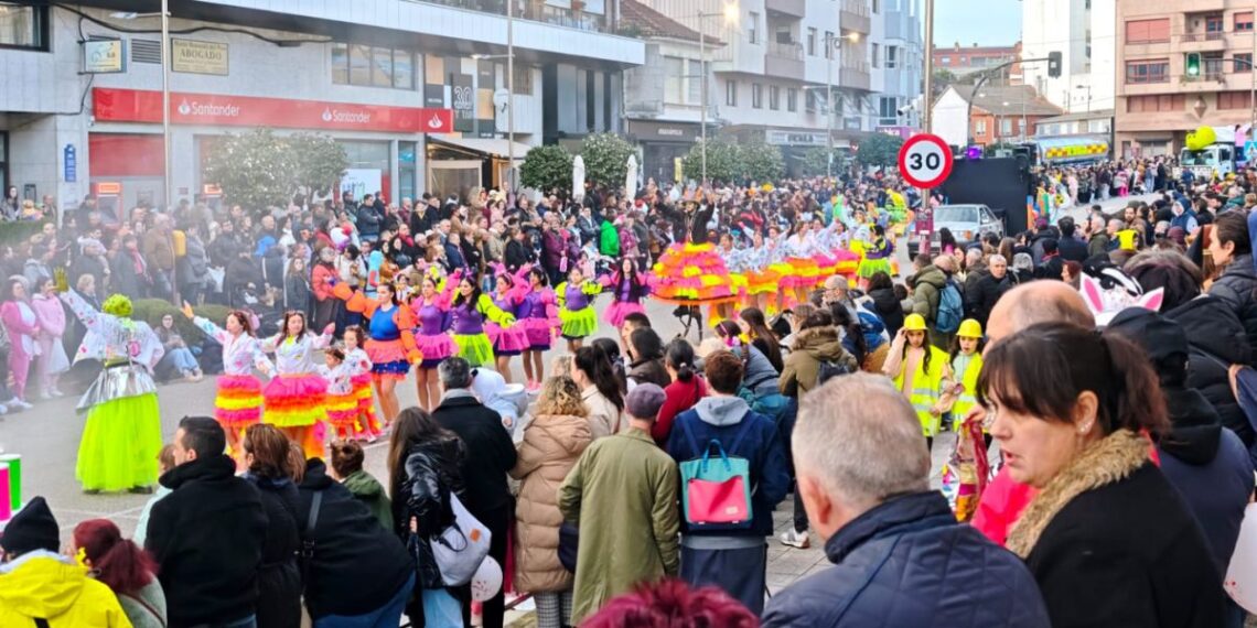 O Porriño disfrutó de su primer gran desfile de Entroido con un gran ambiente en la calle