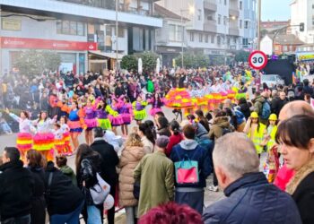 O Porriño disfrutó de su primer gran desfile de Entroido con un gran ambiente en la calle
