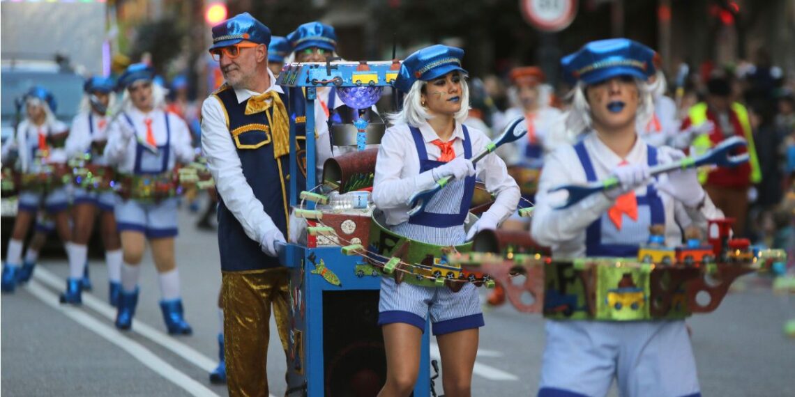 Revive el desfile de comparsas y carrozas del Entroido de Vigo