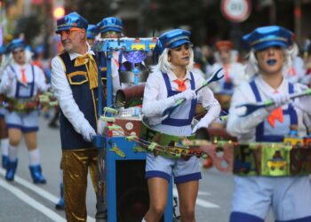Revive el desfile de comparsas y carrozas del Entroido de Vigo