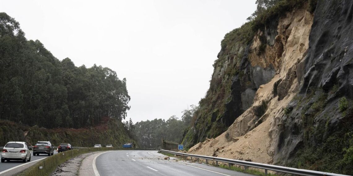 Un desprendimiento de tierra obliga a cortar más de 2 km la AG-57 en dirección Baiona