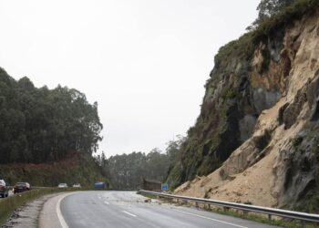 Un desprendimiento de tierra obliga a cortar más de 2 km la AG-57 en dirección Baiona