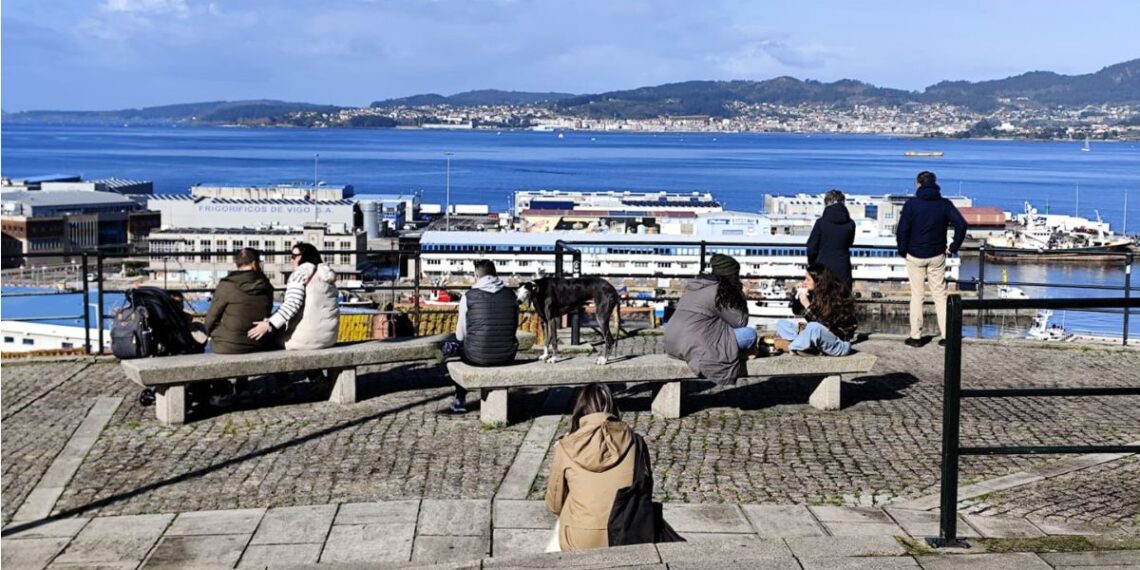 La vida vuelve a las calles de Vigo con el sol, una tregua antes de nuevas lluvias