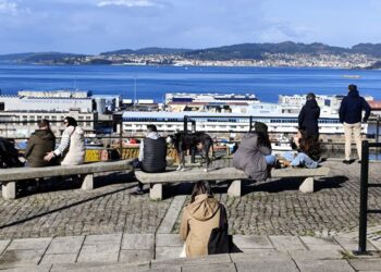 La vida vuelve a las calles de Vigo con el sol, una tregua antes de nuevas lluvias