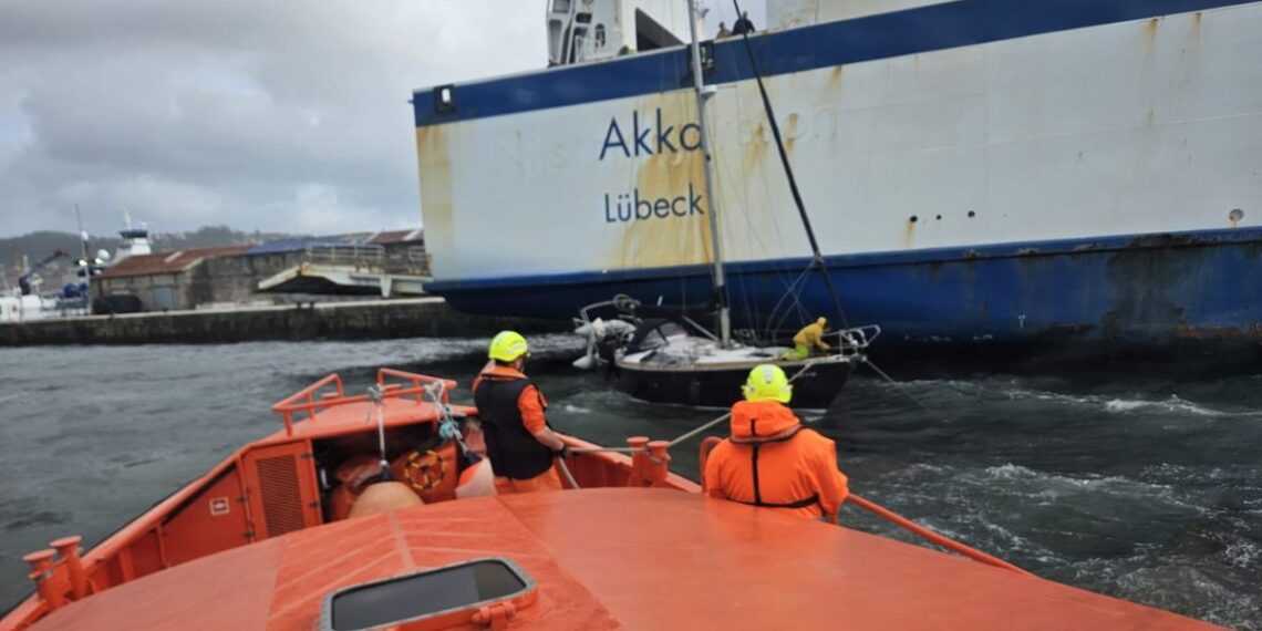 Salvamento rescata un velero a la deriva en Vigo que casi colisiona contra un ferri