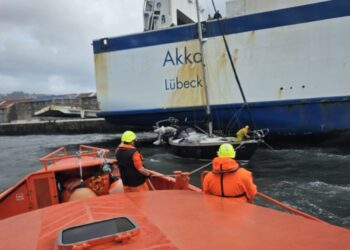 Salvamento rescata un velero a la deriva en Vigo que casi colisiona contra un ferri