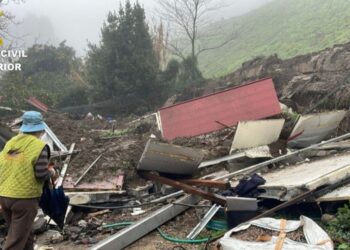 Un aparatoso desprendimiento provoca cortes en la Autovía do Morrazo y arrolla una vivienda