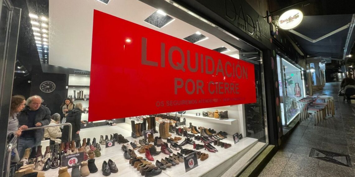 Una mítica tienda del centro de Vigo se despide con descuentos tras treinta años abierta