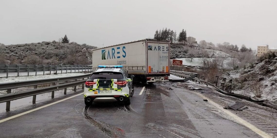 Cortada la A-52 en Galicia por el aparatoso accidente de un camión por la nieve