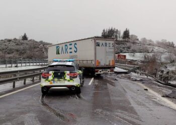 Cortada la A-52 en Galicia por el aparatoso accidente de un camión por la nieve