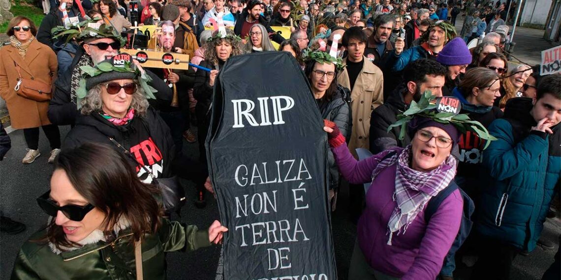 Colectivos en oposición a Altri celebran su archivo, aunque con "cautela", y cargan contra la Xunta