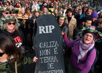 Colectivos en oposición a Altri celebran su archivo, aunque con "cautela", y cargan contra la Xunta