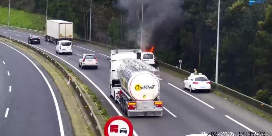 Arde una furgoneta en la AP-9 a su paso por Vigo