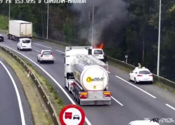 Arde una furgoneta en la AP-9 a su paso por Vigo