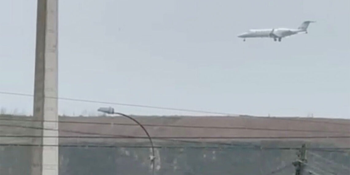 Un avión aterriza de urgencia en A Coruña tras descender de 42.000 a 9.000 pies de altura