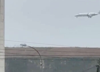 Un avión aterriza de urgencia en A Coruña tras descender de 42.000 a 9.000 pies de altura