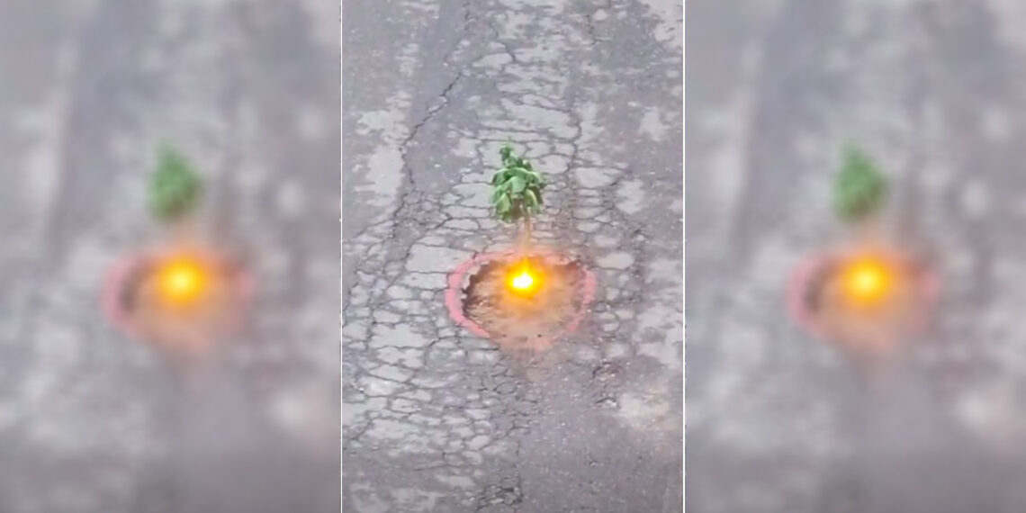 Una baliza para señalizar un enorme bache en Cangas, el vídeo "protesta" que arrasa en redes