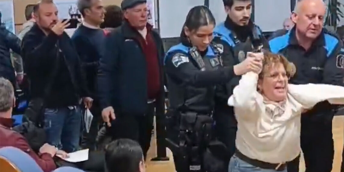 O Morrazo aprueba la tasa de basura entre gritos y una concejala expulsada a la fuerza por la Policía