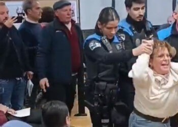 O Morrazo aprueba la tasa de basura entre gritos y una concejala expulsada a la fuerza por la Policía