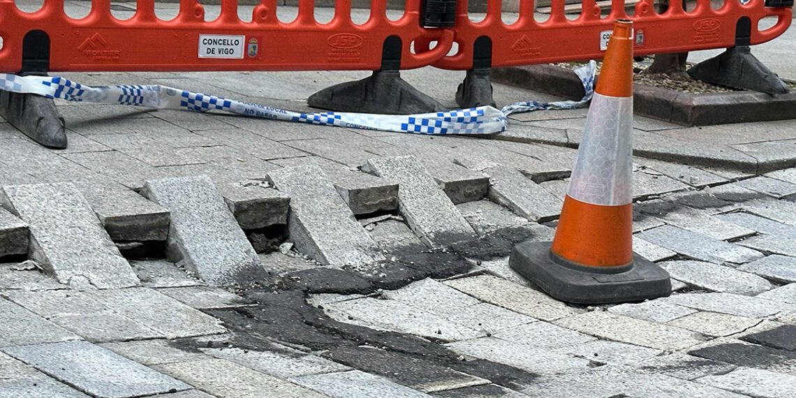 Cortada al tráfico una calle del centro de Vigo tras hundirse parcialmente un tramo