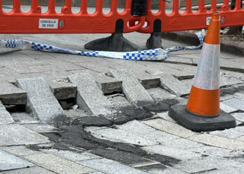 Cortada al tráfico una calle del centro de Vigo tras hundirse parcialmente un tramo