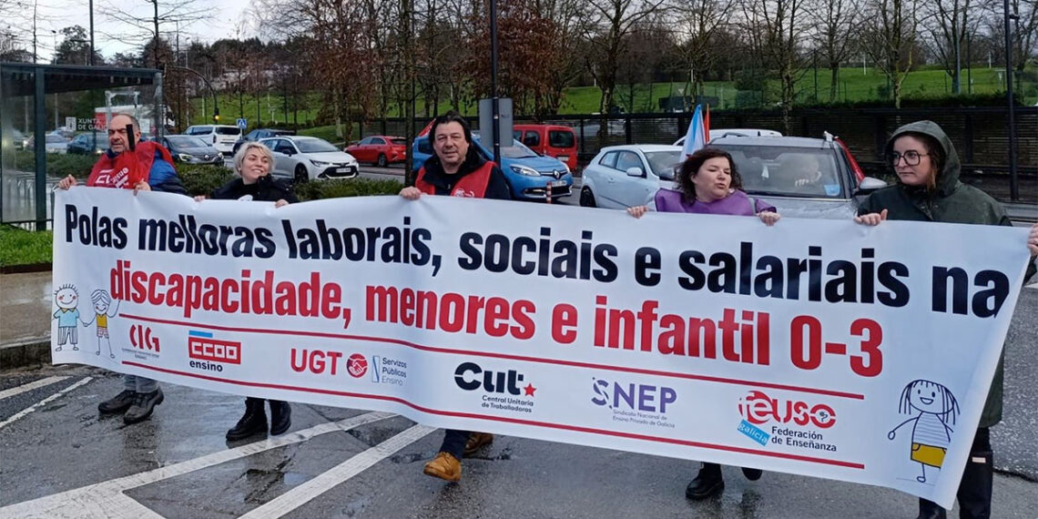 Rodean la sede de la Xunta denunciando la "precariedad" del sector de los cuidados