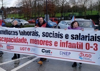Rodean la sede de la Xunta denunciando la "precariedad" del sector de los cuidados