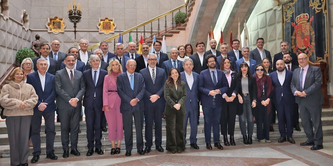 El Eixo Atlántico pide a Rueda "trabajar más" por el tren de cercanías en Galicia, sin "electoralismo"