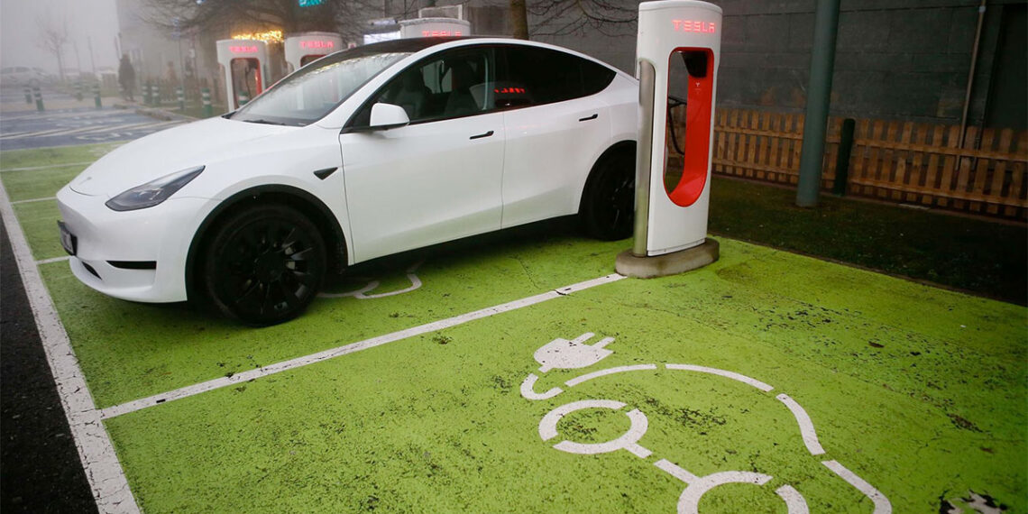 La venta de coches eléctricos e híbridos se dispara en Galicia; los de gasolina se desploman