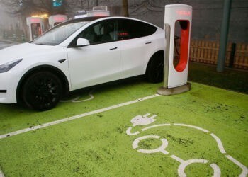 La venta de coches eléctricos e híbridos se dispara en Galicia; los de gasolina se desploman