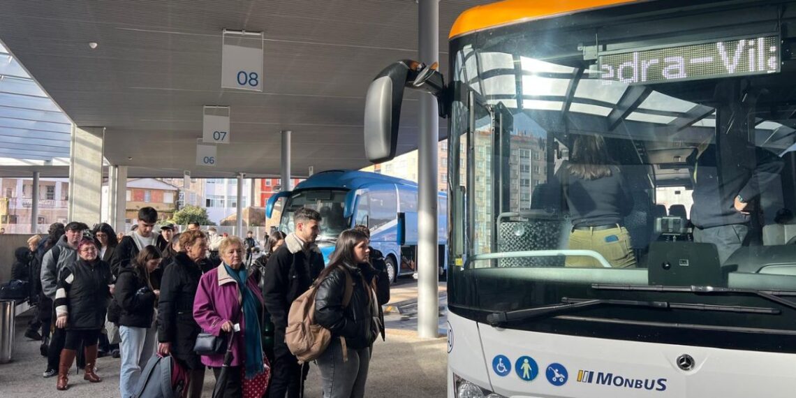Frustración y colas en la estación de buses de Vigo por las cancelaciones de Renfe: "Tocó buscarse la vida"