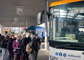 Frustración y colas en la estación de buses de Vigo por las cancelaciones de Renfe: "Tocó buscarse la vida"