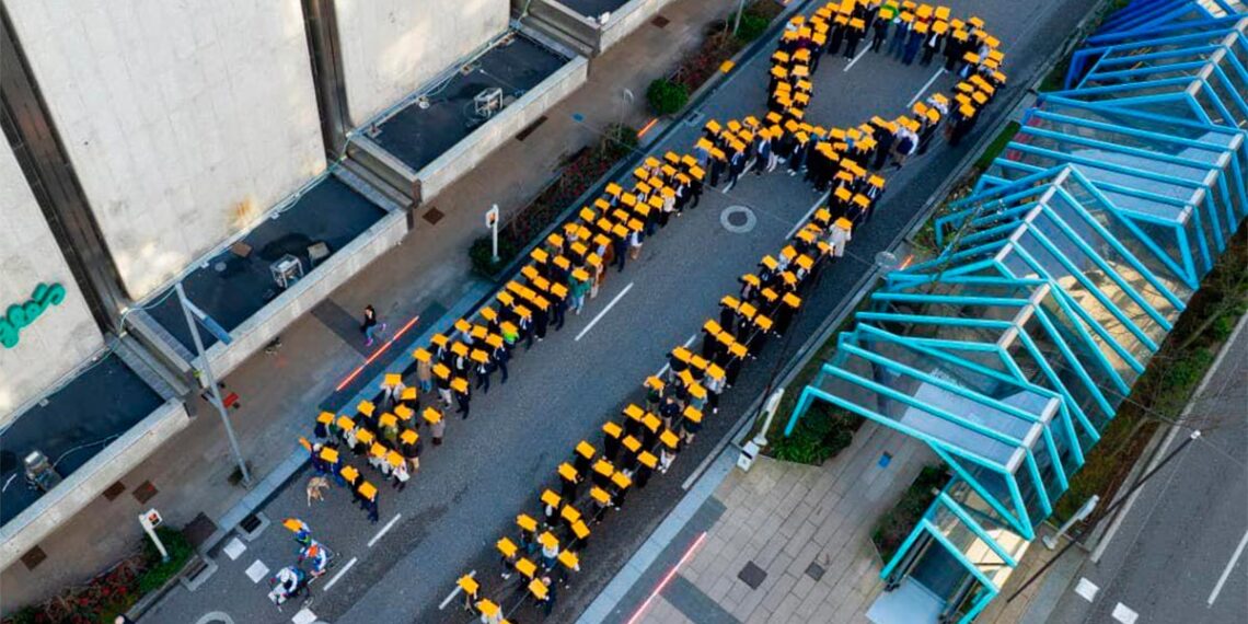 Un lazo gigante dorado llena la Gran Vía de Vigo en apoyo a la lucha contra el cáncer infantil