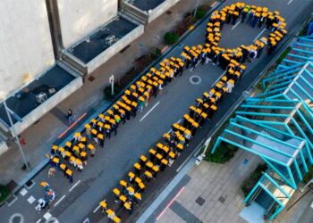 Un lazo gigante dorado llena la Gran Vía de Vigo en apoyo a la lucha contra el cáncer infantil