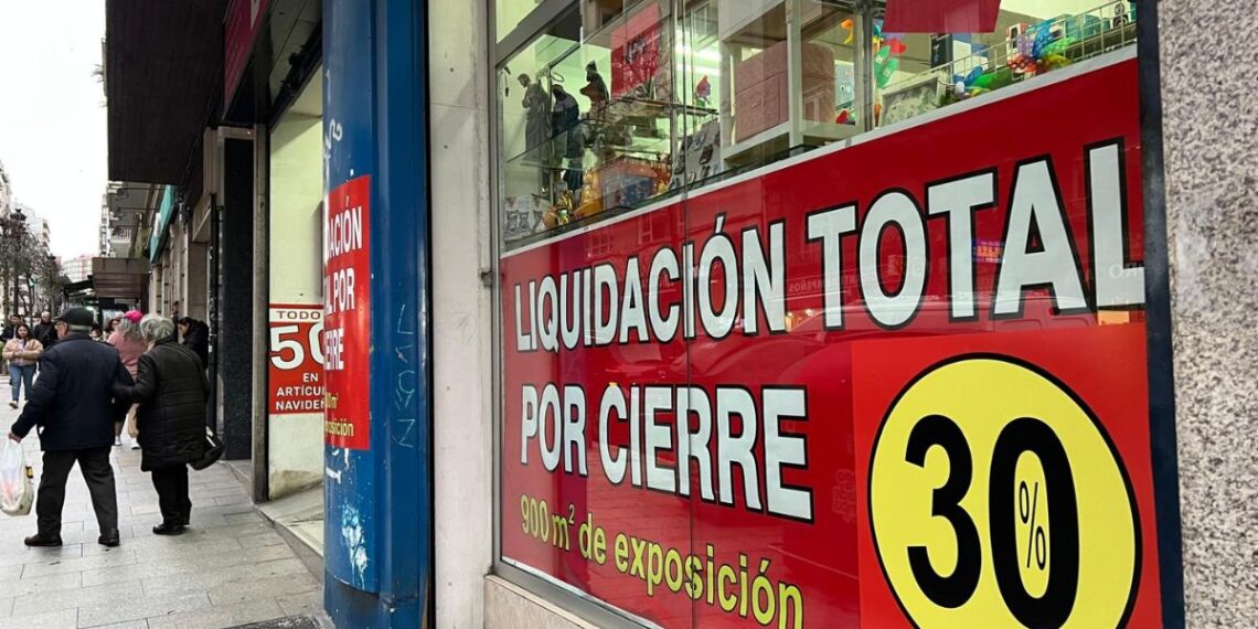 Liquidación total en una tienda de Vigo con 900 metros cuadrados de productos variados