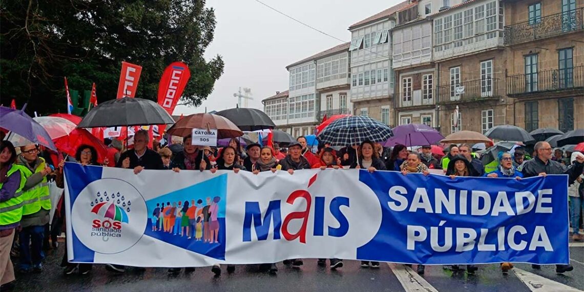 Miles de personas toman las calles de Santiago para manifestarse en defensa de la sanidad pública