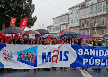Miles de personas toman las calles de Santiago para manifestarse en defensa de la sanidad pública