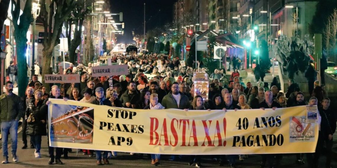 "¡Basta ya, 40 años pagando!", Vigo sale a las calles para pedir el fin de los peajes en la AP-9