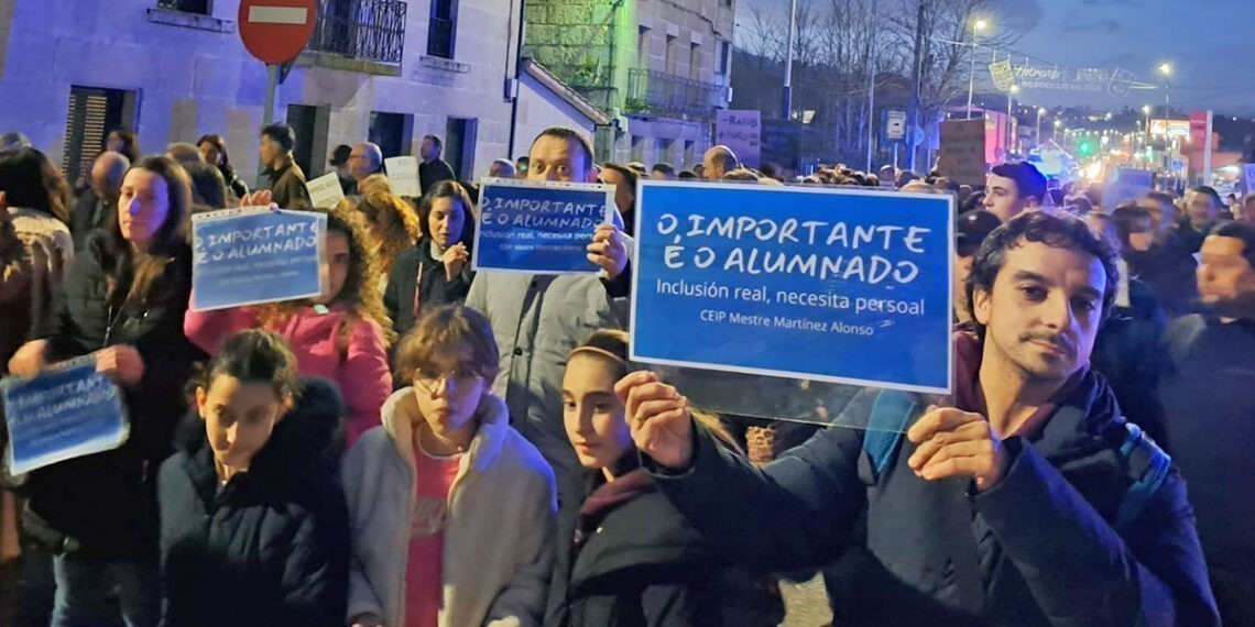 Cientos de personas salen a las calles en Vigo y el área metropolitana por la educación pública
