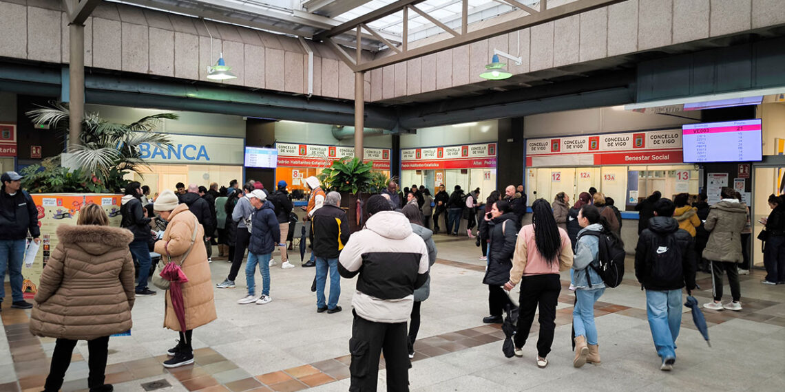 "Colapso" y "colas eternas" para poder empadronarse en Vigo con decenas de personas esperando