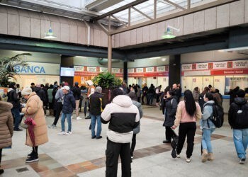 "Colapso" y "colas eternas" para poder empadronarse en Vigo con decenas de personas esperando