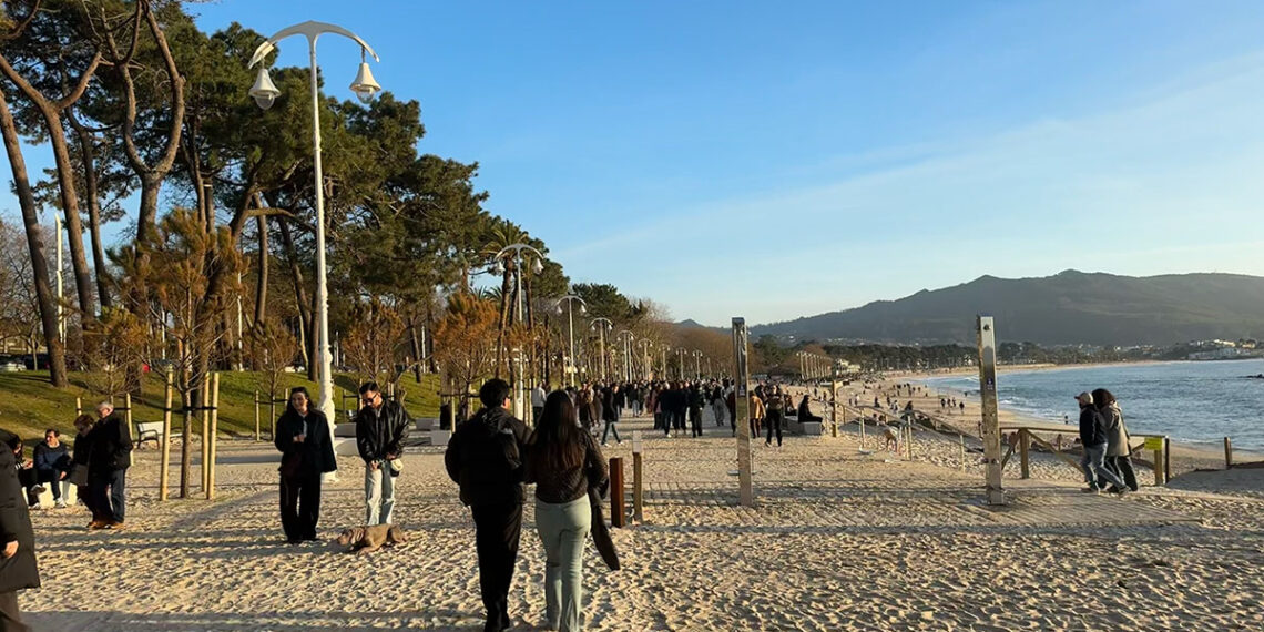 Reclaman que no se retire la arena que cubre el paseo de Samil tras los temporales
