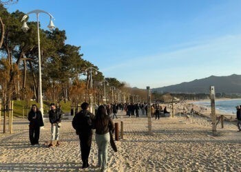 Reclaman que no se retire la arena que cubre el paseo de Samil tras los temporales