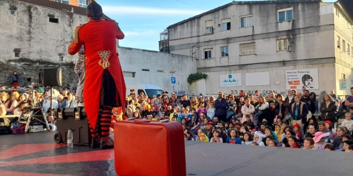 Teis mantiene su Entroido con chocolatada, animación y sorteos para todo Vigo