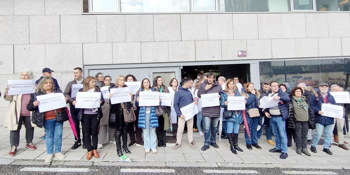 Personal de Primaria se concentra en Vigo para denunciar la "situación crítica" de la sanidad