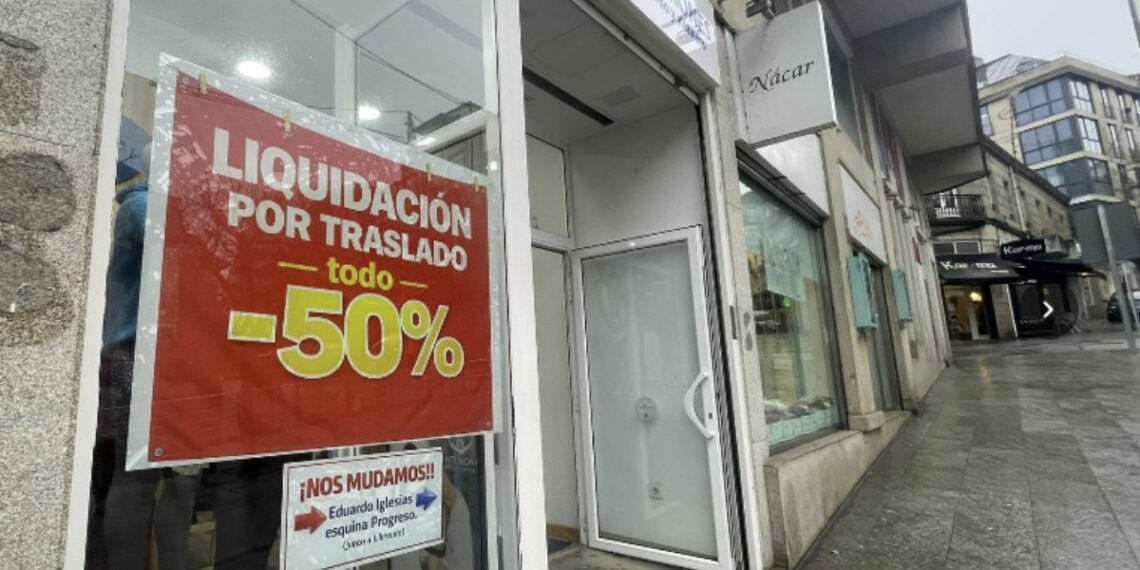 Liquidación en una tienda del centro de Vigo antes de trasladarse a un local con historia