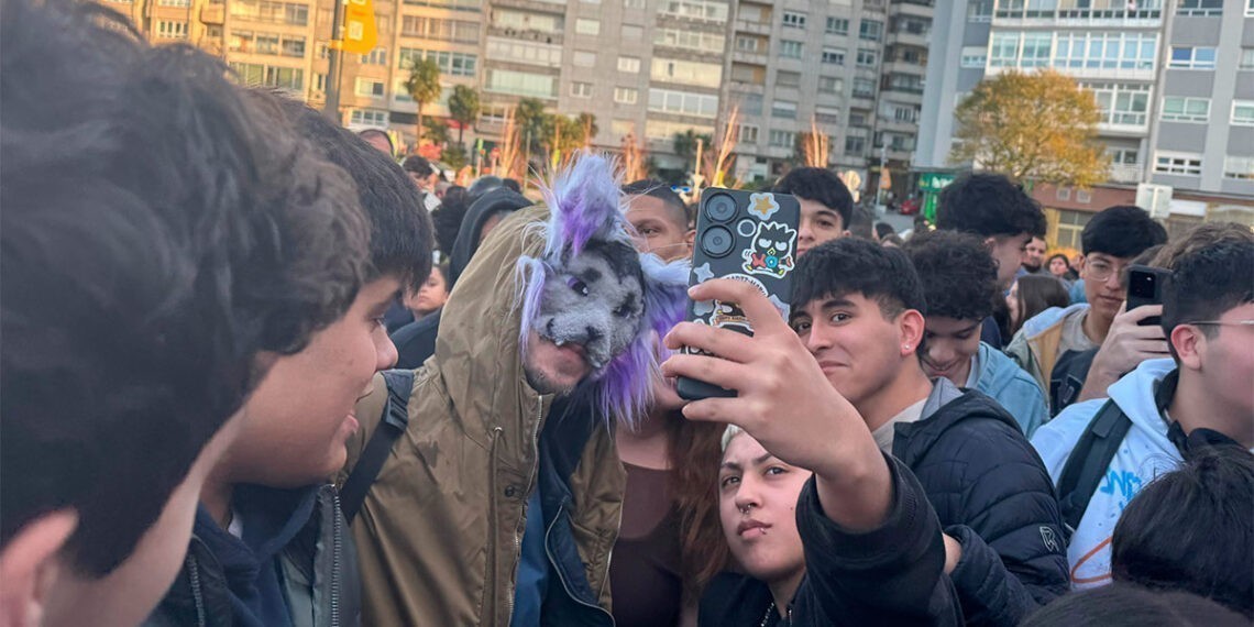 El fenómeno therian abarrota la plaza de Vialia Vigo, la quedada acaba con intervención policial